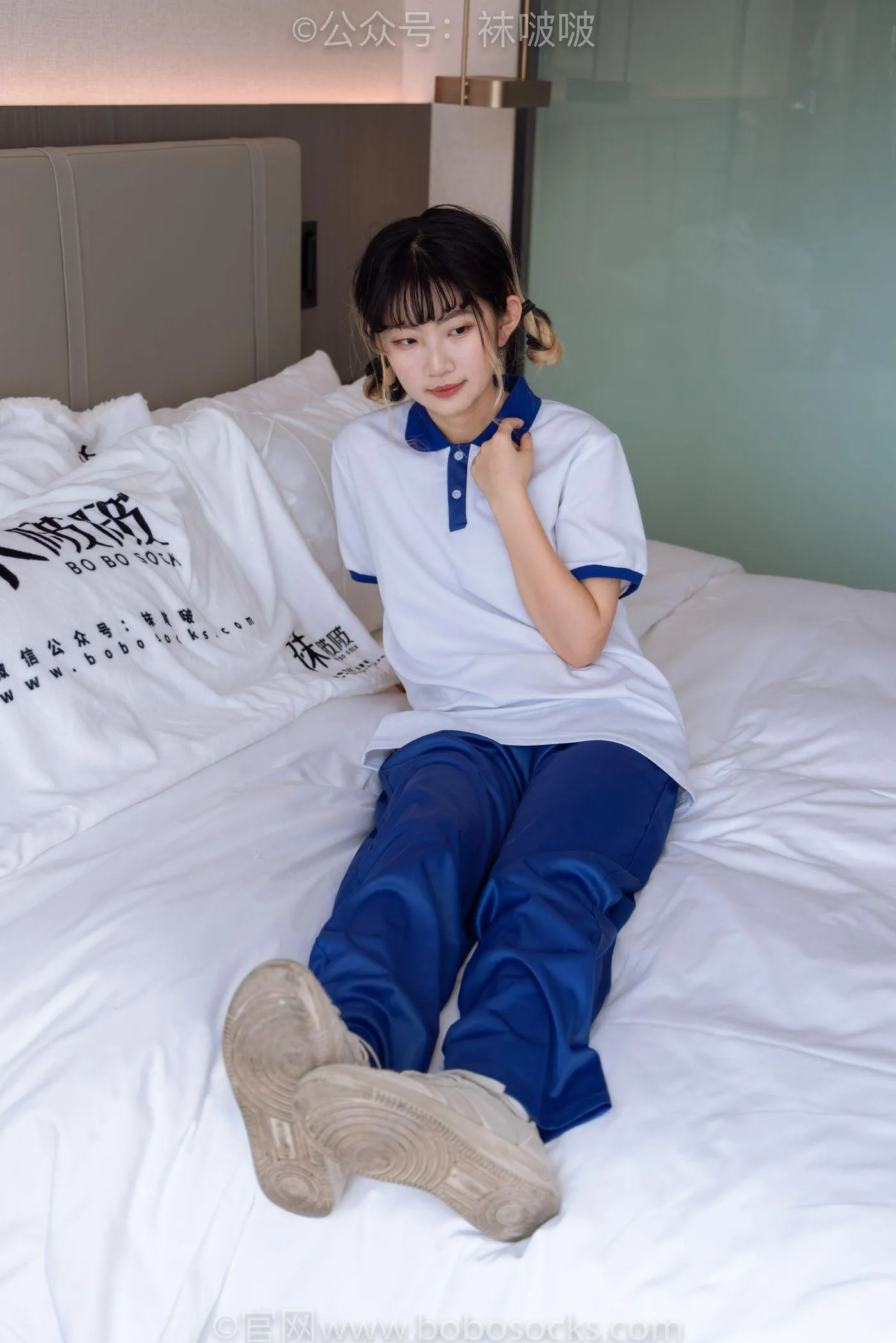 [BoBoSocks袜啵啵]NO.042 砂糖-校服、板鞋、白棉袜、油亮白丝 [139P]插图4